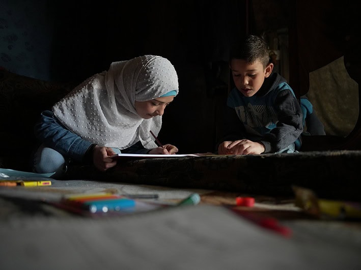 Dos niños están aprendiendo juntos.