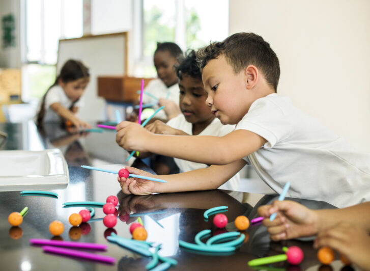 Kinder lernen gemeinsam in der Grundschule.