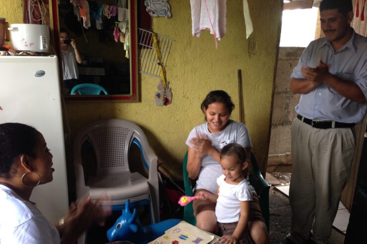 Un niño está aprendiendo con adultos.